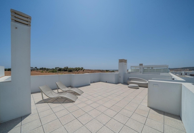 Bungalow de planta alta con 2 dormitorios y solarium privado en Vistabella Golf(Orihuela)