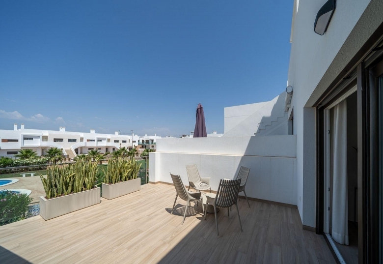 Bungalow de planta alta con 2 dormitorios y solarium privado en Vistabella Golf(Orihuela)