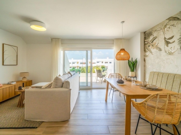 Adosado de 2 dormitorios con jardín y solarium privado en Vistabella Golf(Orihuela)