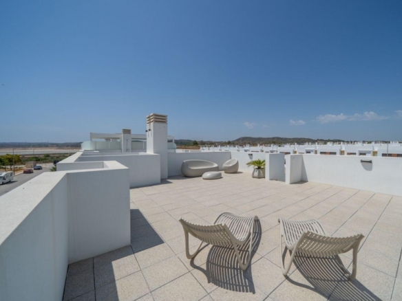 Adosado de 2 dormitorios con jardín y solarium privado en Vistabella Golf(Orihuela)