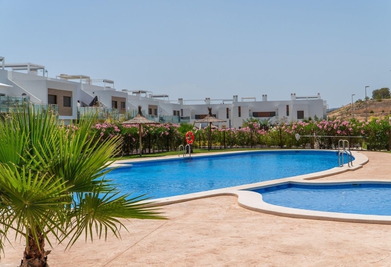 Adosado de 2 dormitorios con jardín y solarium privado en Vistabella Golf(Orihuela)
