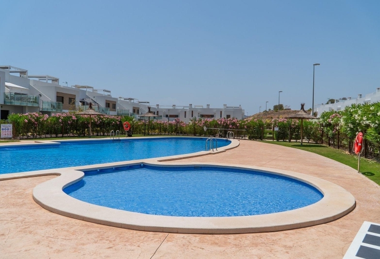 Adosado de 2 dormitorios con jardín y solarium privado en Vistabella Golf(Orihuela)