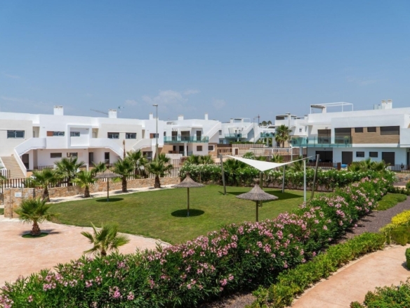 Adosado de 2 dormitorios con jardín y solarium privado en Vistabella Golf(Orihuela)