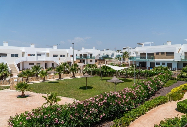 Adosado de 2 dormitorios con jardín y solarium privado en Vistabella Golf(Orihuela)