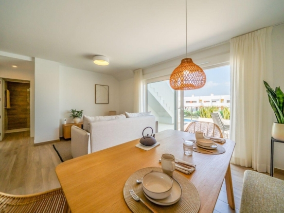 Adosado de 2 dormitorios con jardín y solarium privado en Vistabella Golf(Orihuela)