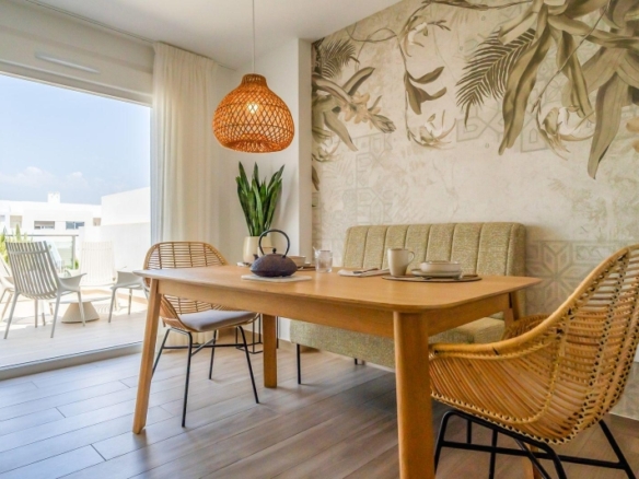 Adosado de 2 dormitorios con jardín y solarium privado en Vistabella Golf(Orihuela)