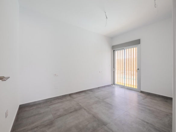 Villa de 4 dormitorios con piscina privada y vistas al golf en Algorfa