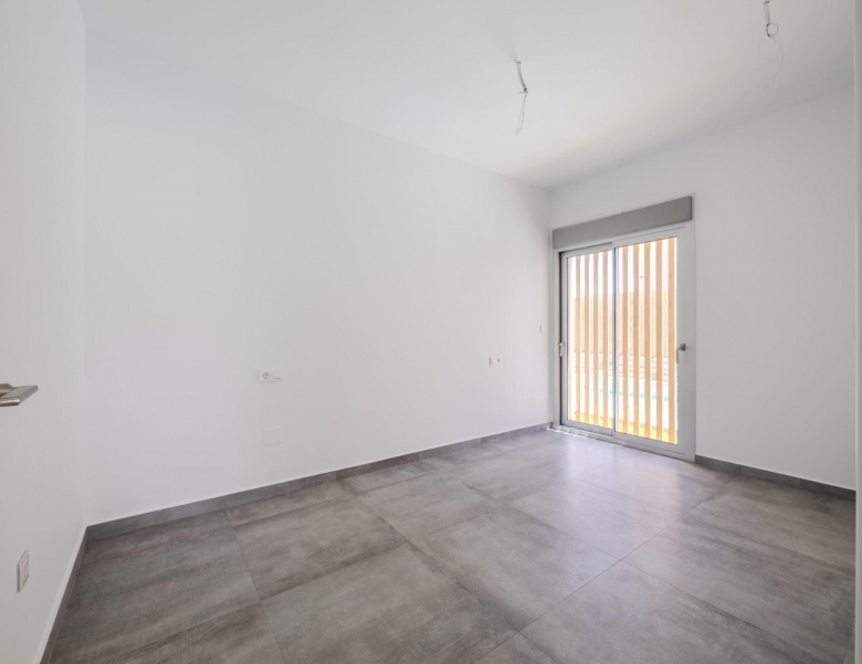 Villa de 4 dormitorios con piscina privada y vistas al golf en Algorfa