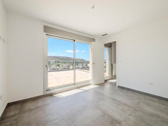 Villa de 4 dormitorios con piscina privada y vistas al golf en Algorfa
