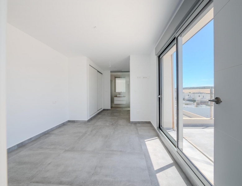 Villa de 4 dormitorios con piscina privada y vistas al golf en Algorfa