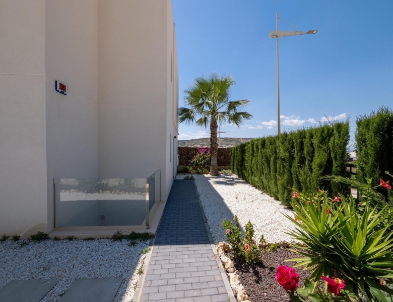 Villa de 4 dormitorios con piscina privada y vistas al golf en Algorfa