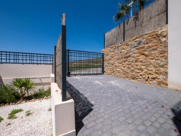 Villa de 4 dormitorios con piscina privada y vistas al golf en Algorfa