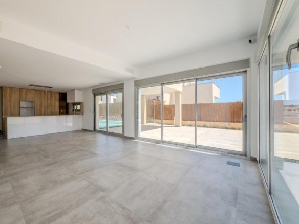 Villa de 4 dormitorios con piscina privada y vistas al golf en Algorfa