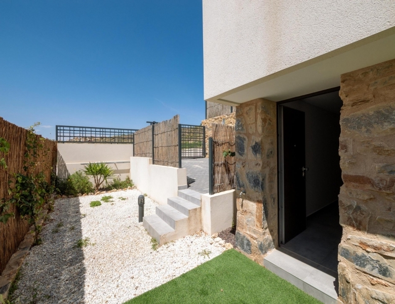 Villa de 4 dormitorios con piscina privada y vistas al golf en Algorfa