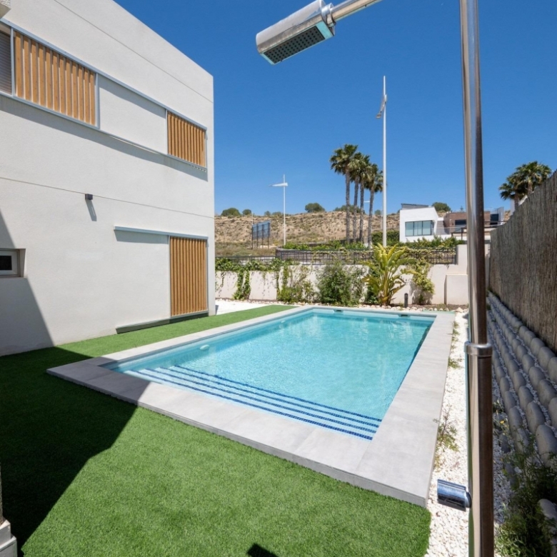 Villa de 4 dormitorios con piscina privada y vistas al golf en Algorfa