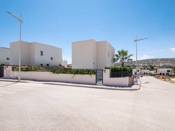Villa de 4 dormitorios con piscina privada y vistas al golf en Algorfa