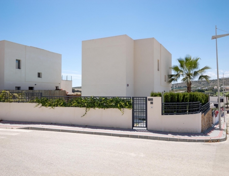 Villa de 4 dormitorios con piscina privada y vistas al golf en Algorfa