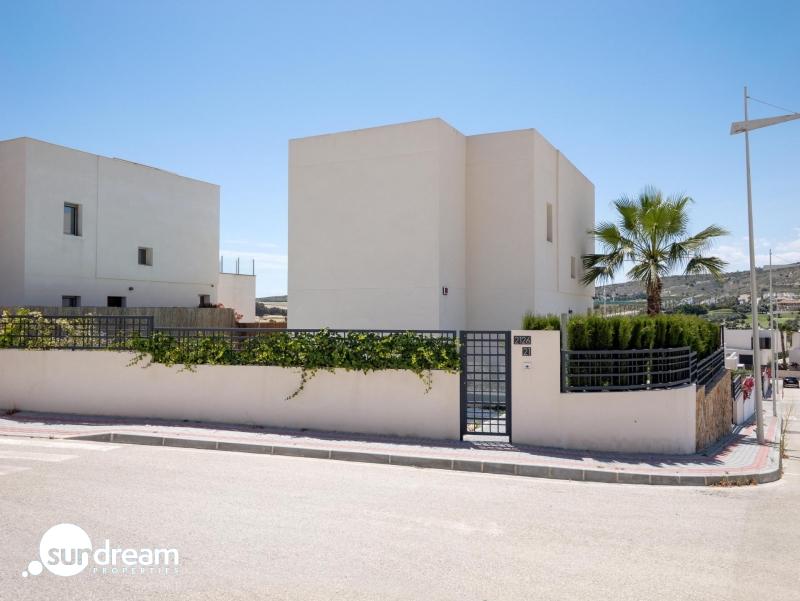 Villa de 4 dormitorios con piscina privada y vistas al golf en Algorfa