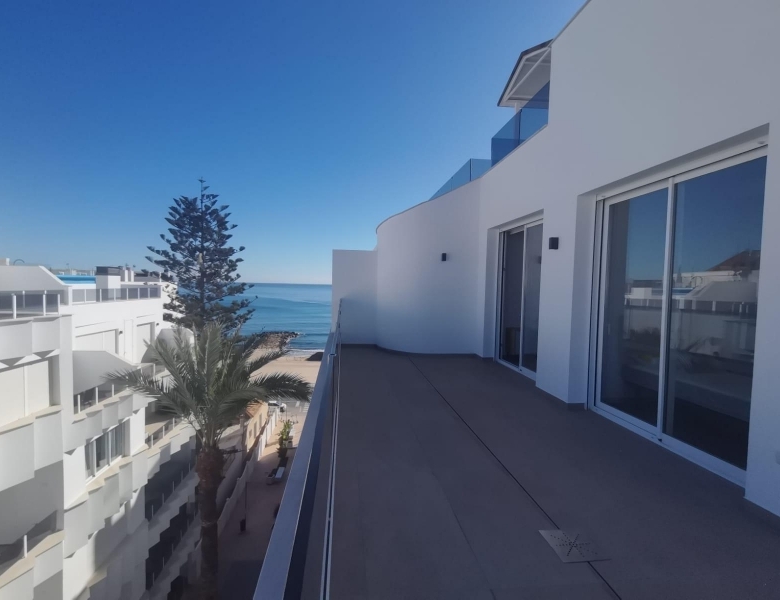 Ático llave en mano de 2 dormitorios con amplia terraza a 50m de la playa a la venta en Torrevieja