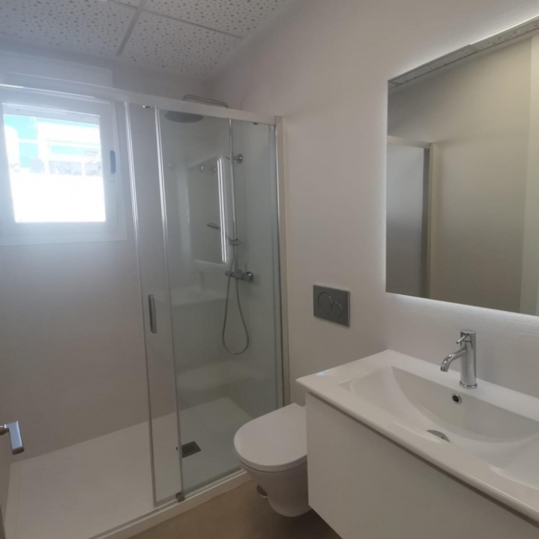 Ático llave en mano de 2 dormitorios con amplia terraza a 50m de la playa a la venta en Torrevieja