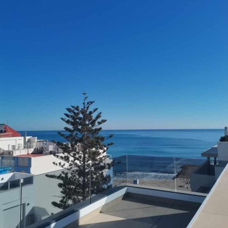 Ático llave en mano de 2 dormitorios con amplia terraza a 50m de la playa a la venta en Torrevieja