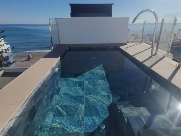 Ático llave en mano de 2 dormitorios con amplia terraza a 50m de la playa a la venta en Torrevieja