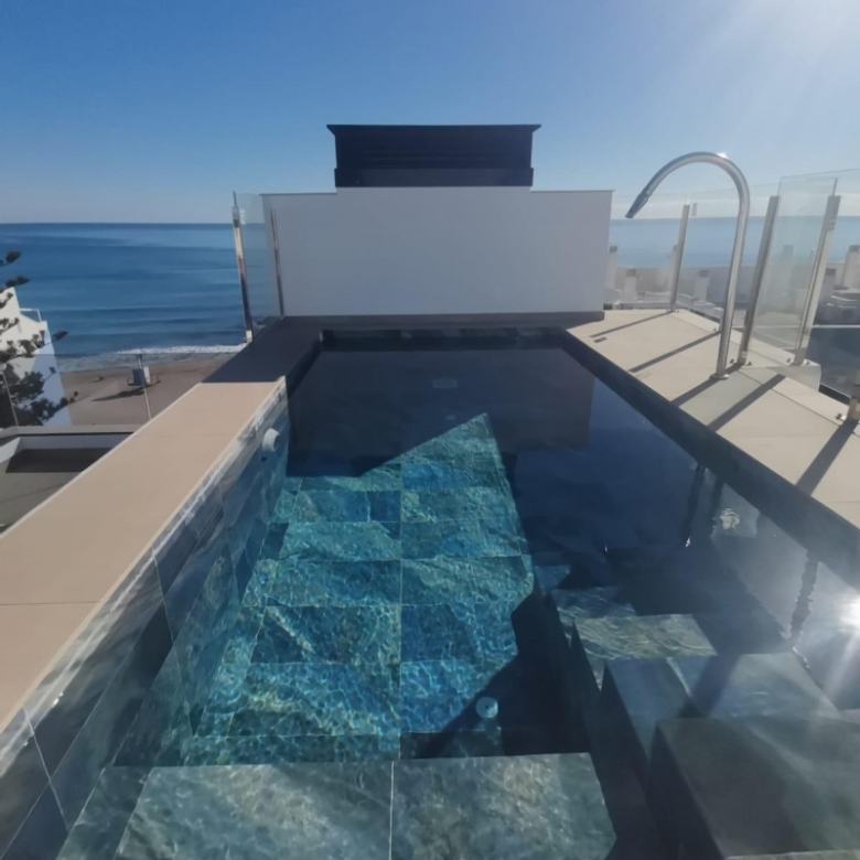 Ático llave en mano de 2 dormitorios con amplia terraza a 50m de la playa a la venta en Torrevieja