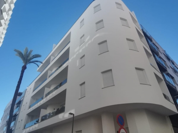 Ático llave en mano de 2 dormitorios con amplia terraza a 50m de la playa a la venta en Torrevieja