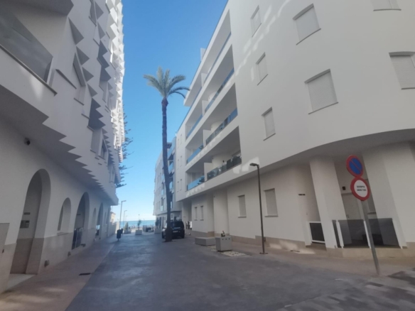 Ático llave en mano de 2 dormitorios con amplia terraza a 50m de la playa a la venta en Torrevieja