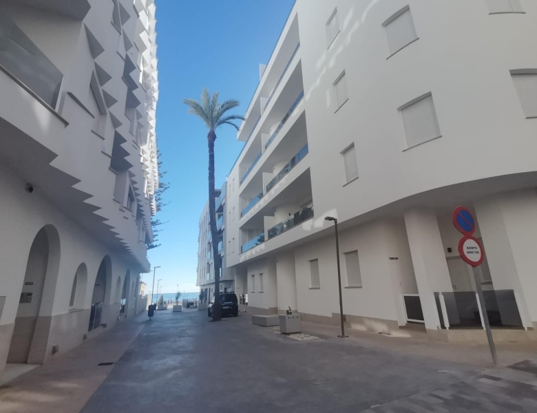 Ático llave en mano de 2 dormitorios con amplia terraza a 50m de la playa a la venta en Torrevieja