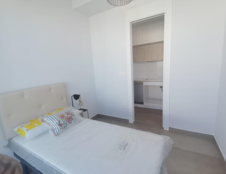 Ático llave en mano de 2 dormitorios con amplia terraza a 50m de la playa a la venta en Torrevieja
