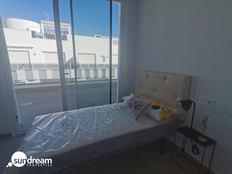 Ático llave en mano de 2 dormitorios con amplia terraza a 50m de la playa a la venta en Torrevieja