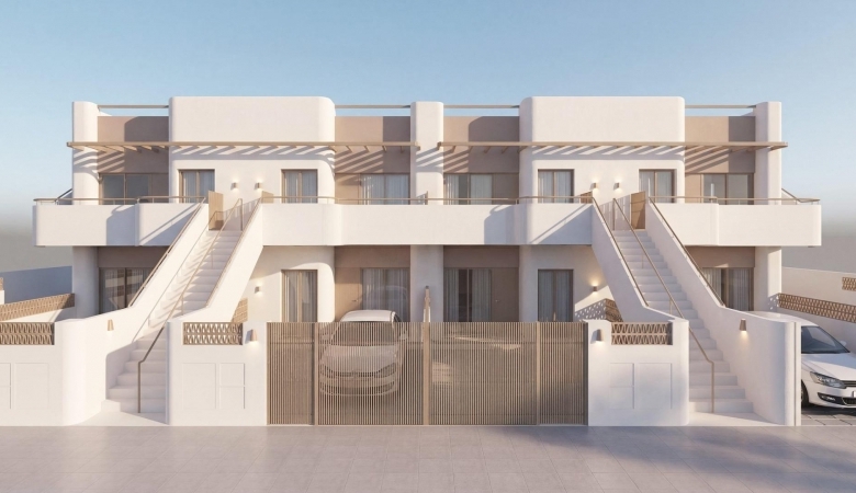 Bungalow de planta alta con 2 dormitorios y piscina privada a la venta en Pilar de la Horadada.