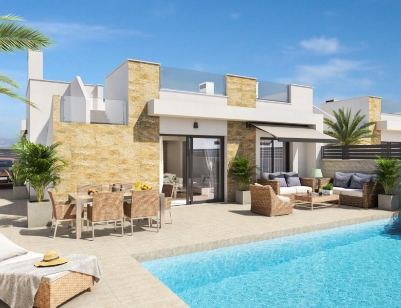 Chalet independiente de 3 dormitorios con piscina privada y solarium en San Fulgencio(Alicante)