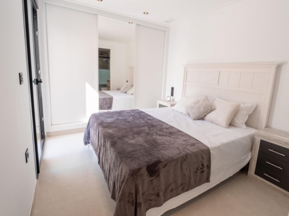 Chalet independiente de 3 dormitorios con piscina privada y solarium en San Fulgencio(Alicante)