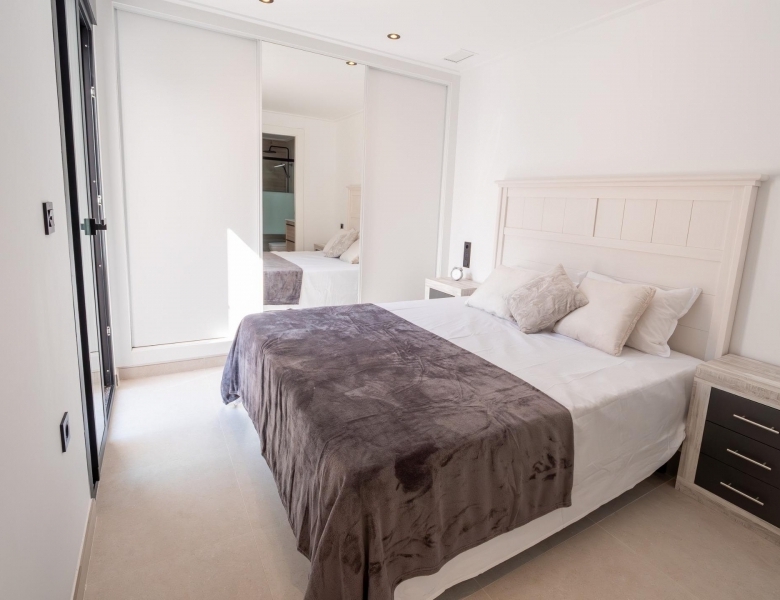 Chalet independiente de 3 dormitorios con piscina privada y solarium en San Fulgencio(Alicante)