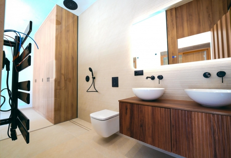 Villa de 4 dormitorios con piscina privada en parcela de 11000m2 a la venta en Benejuzar(Alicante)