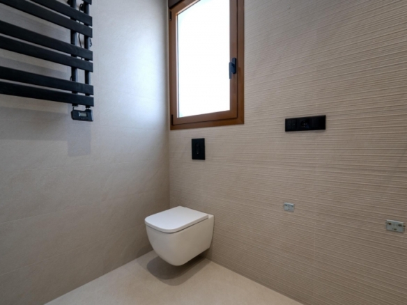 Villa de 4 dormitorios con piscina privada en parcela de 11000m2 a la venta en Benejuzar(Alicante)