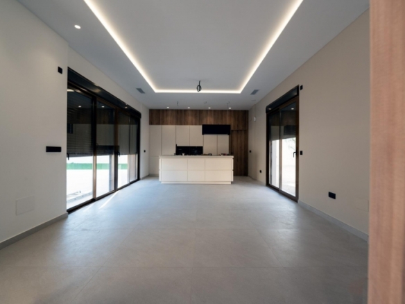Villa de 4 dormitorios con piscina privada en parcela de 11000m2 a la venta en Benejuzar(Alicante)