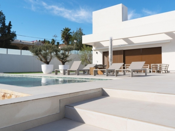 Villa de 4 dormitorios con piscina privada en parcela de 11000m2 a la venta en Benejuzar(Alicante)