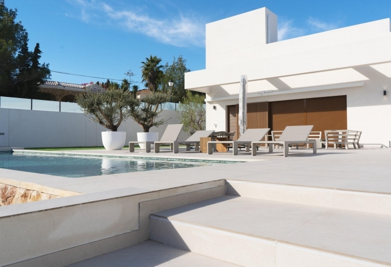 Villa de 4 dormitorios con piscina privada en parcela de 11000m2 a la venta en Benejuzar(Alicante)