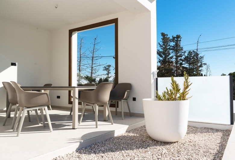 Villa de 4 dormitorios con piscina privada en parcela de 11000m2 a la venta en Benejuzar(Alicante)