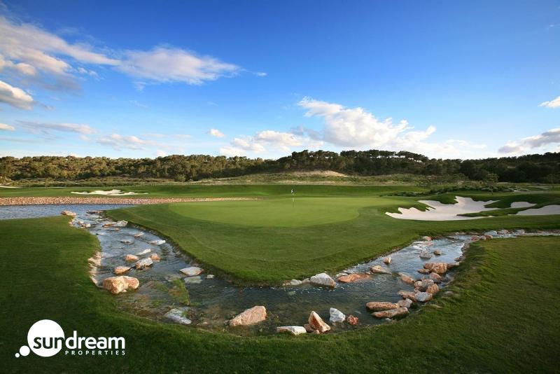 Villa de lujo con piscina y ascensor a la venta en Las Colinas Golf & Country Club(Alicante)