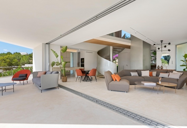 Villa de lujo con piscina y ascensor a la venta en Las Colinas Golf & Country Club(Alicante)