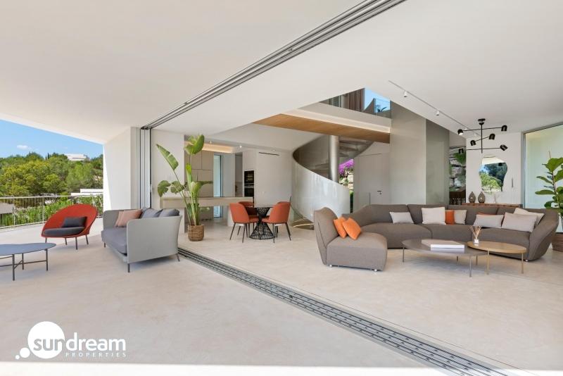 Villa de lujo con piscina y ascensor a la venta en Las Colinas Golf & Country Club(Alicante)