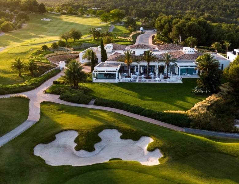 Villa de lujo con piscina y ascensor a la venta en Las Colinas Golf & Country Club(Alicante)