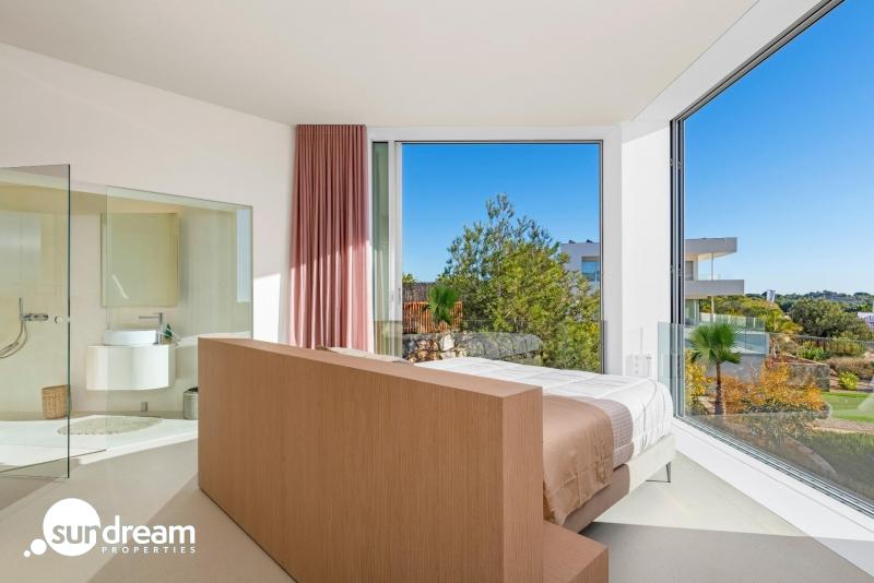 Villa de lujo con piscina y ascensor a la venta en Las Colinas Golf & Country Club(Alicante)