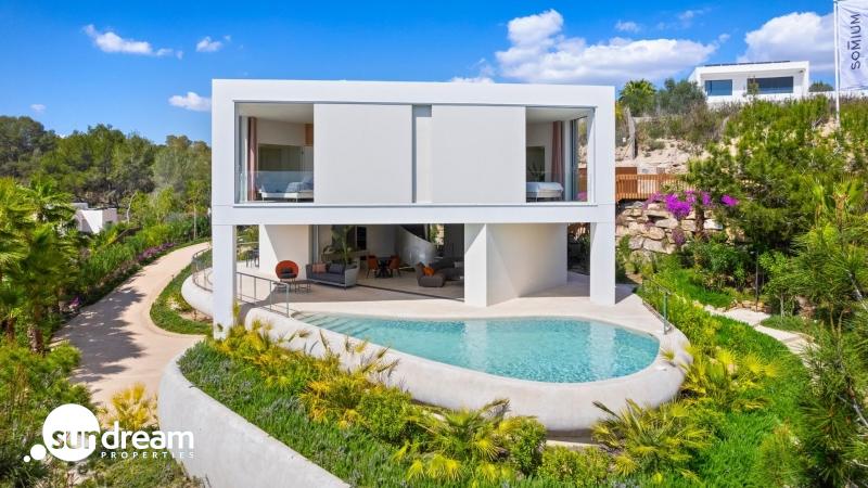Villa de lujo con piscina y ascensor a la venta en Las Colinas Golf & Country Club(Alicante)