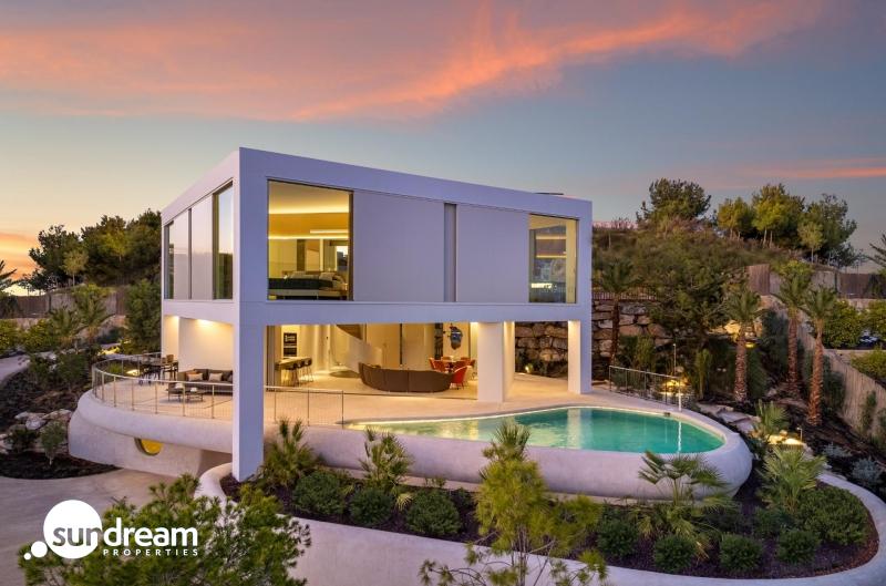 Villa de lujo con piscina y ascensor a la venta en Las Colinas Golf & Country Club(Alicante)