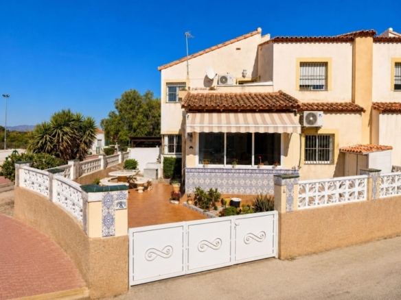 Encantadora vivienda de esquina con 2 dormitorios y orientación sur en Montebello – Algorfa.
